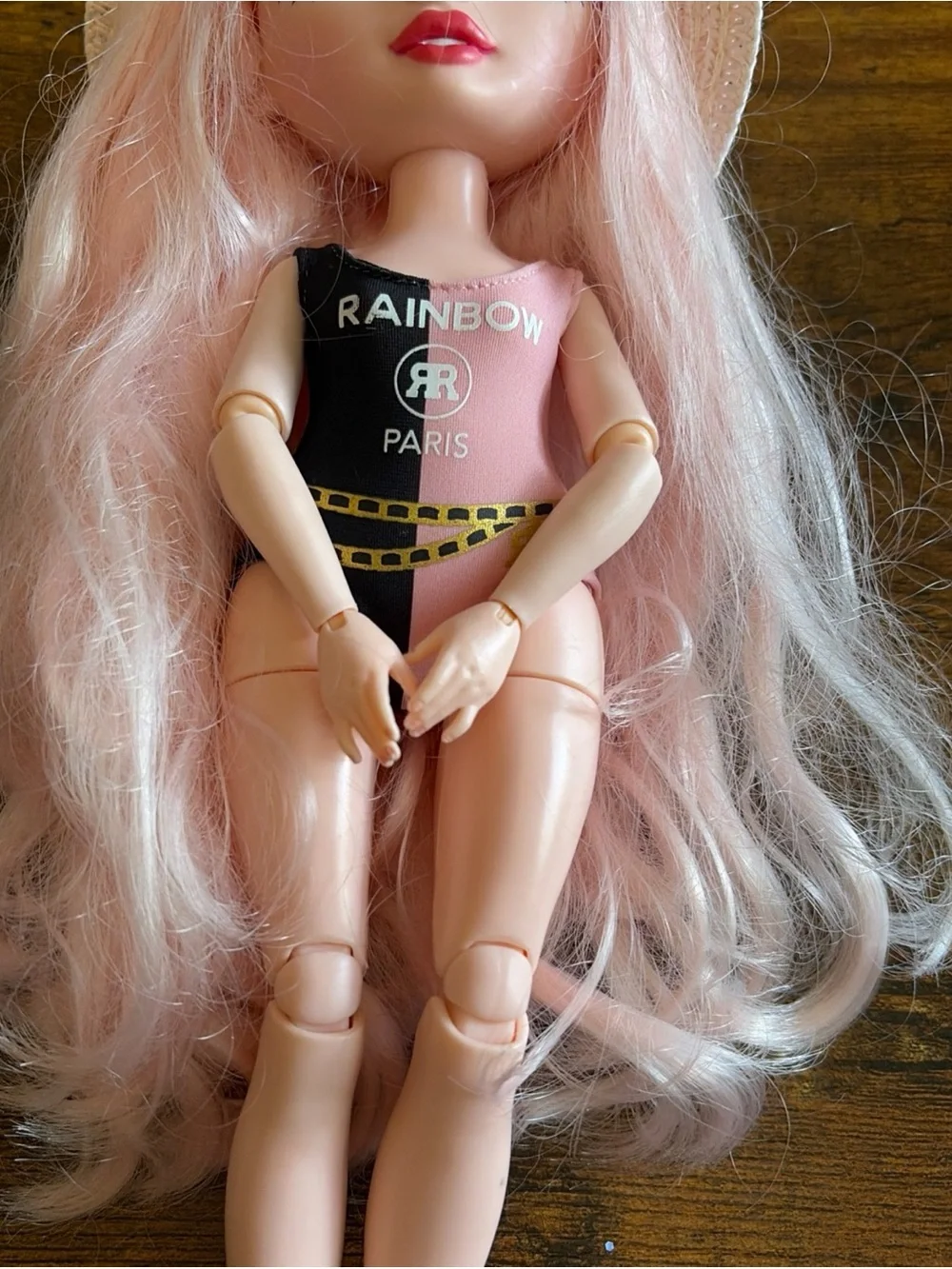 Rainbow High Doll Pacific Coast Bella Parker w/ Outfit Hat Beach Doll PINK Hair
